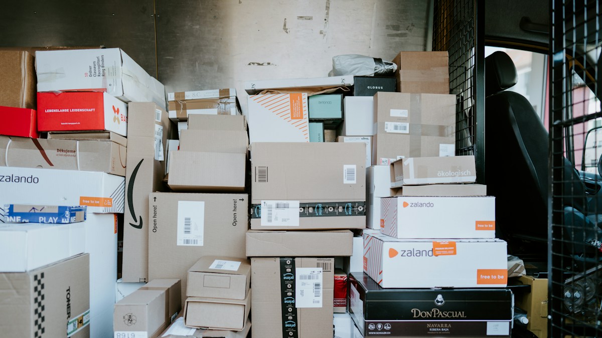 Cartons d’expédition empilés à l’arrière d’un fourgon de livraison